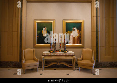 Gemälde von Sheikh Zayed bin Sultan Al Nahyan (L) und Scheich Khalifa bin Zayed Al Nahyan, dem Präsidenten der VAE (R), im Emirates Palace Hotel. Stockfoto