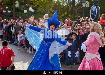 Zeichen von Disney Filme in einer Parade zum 25-jährigen Jubiläum von Disneyland Paris 2017 feiern Stockfoto