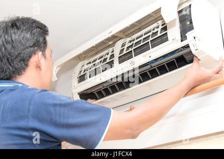 Junger Mann Reinigung Klimaanlage Stockfoto