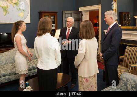 US-Vizepräsident Mike Pence, Center, trifft sich mit Supreme Court nominierte Neil Gorsuch, Recht, und seine Familie 10. April 2017 in Washington, DC. Stockfoto