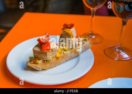 Spanische Tapa gemacht Thunfisch Lende mit Paprika und Tomaten auf Toast. Spanien. Stockfoto