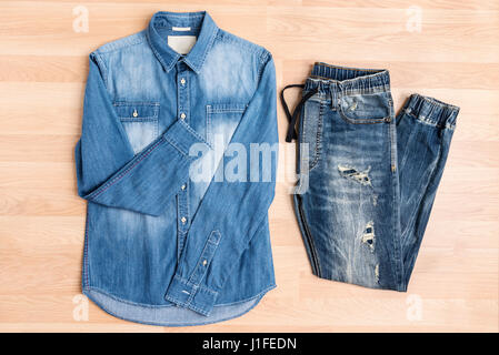 Jeans Denim Mode Freizeitkleidung auf Holztisch, Ansicht von oben Stockfoto