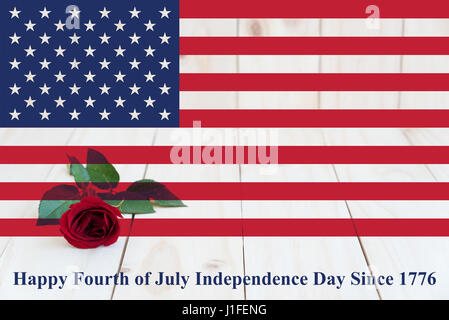 United State of America USA-Flagge mit roter Rose und Worten glückliche vierten Juli Independence Day seit 1776, liebe Amerika-Konzept Stockfoto