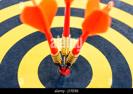 Nahaufnahme eines Ziels mit drei Dart-Pfeile trifft ins Schwarze (center)(goal). Erfolg Teamarbeit Geschäftskonzept, abstrakte Erfolg betriebswirtschaftlicher Hintergrund Stockfoto