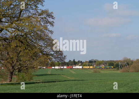 Ein paar von Lokomotiven der Baureihe 86 einen Freightliner-Service in der Nähe von Ingatestone arbeiten. 7. April 2017. Stockfoto