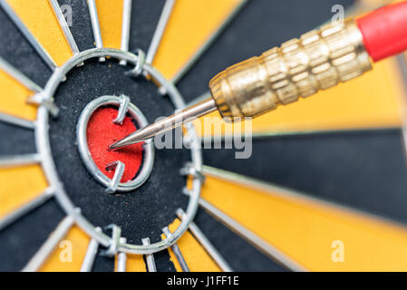 Closeup dart Pfeil treffen ins Ziel Bullseye Dartscheibe, Geschäft Datenintegrationslösungen und Erfolgskonzept Stockfoto