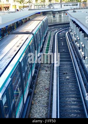 Metro-Station Bastille, Linie 1, Paris, Frankreich. U-Bahn-Wagen, leere Schienen und Passagiere von oben fotografiert. Stockfoto