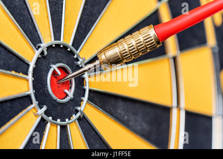 Closeup rot dart Pfeil treffen ins Ziel Bullseye Dartscheibe, Business Solutions und Erfolgskonzept Stockfoto