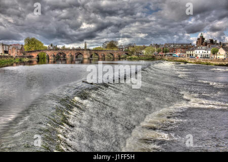 HIgh Dynamic Range Image Devorgilla Bridge und The Caul (lokaler Name für die Wehr), Dumfries. Die Türme des Gerichts Sherriff sind auf der Rückseite sichtbar. Stockfoto