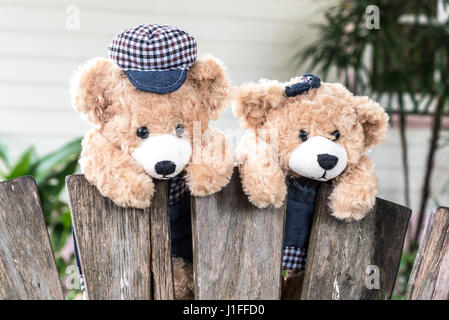 Teddy Bären hängen auf dem Zaun im Hause mit Kopie Raum, Liebe und Freundschaft Konzept im Vintage-Stil Stockfoto