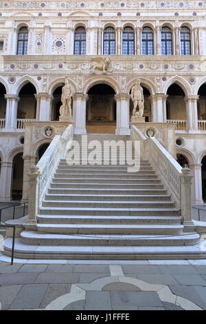 Riesen Treppe, Treppe der Giganten, die Scala dei Giganti, flankiert von Mars und Neptun. Venedig, Italien Stockfoto