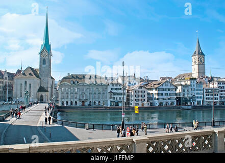 Zürich, Schweiz - 20. März 2011: Der Blick auf stadthausquai Ufer der Limmat mit der bemerkenswerten Wahrzeichen der Stadt - die Kirche eine fraumunster Stockfoto