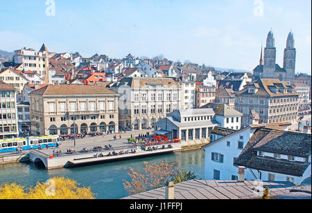 Das malerische Stadtbild von Zürich aus dem Lindenhof Hügel mit Blick auf die Limmat und Kai, historische Herrenhäuser, Museen und tollen Munster mit hohen Bell Stockfoto
