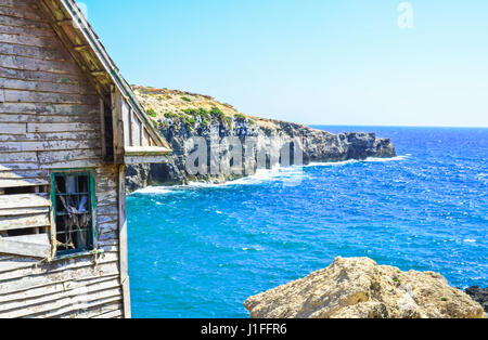 Verlassene Haus am Rande des Meeres Stockfoto