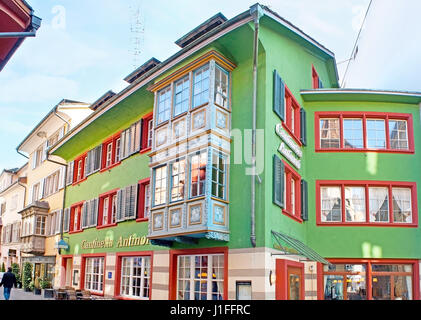 Zürich, Schweiz - 20 März 2011: Das helle grüne Gebäude in der augustinergasse mit der geschnitzten Erkern ist durch die beliebte Resta belegt Stockfoto