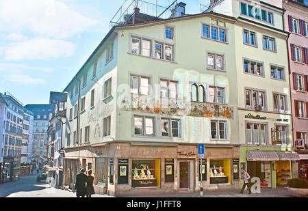 Zürich, Schweiz - 20. März 2011: Die mittelalterliche Rennweg Straße mit historischem Gebäude, verziert mit bunten Wandmalereien am 20. März in Zürich. Stockfoto