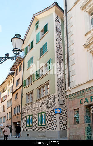 Zürich, Schweiz - 20. März 2011: Das Gebäude im mittelalterlichen Restaurant namens des Kaisers Reblaube, ist reich verziert mit Mustern und Schmerzen Stockfoto