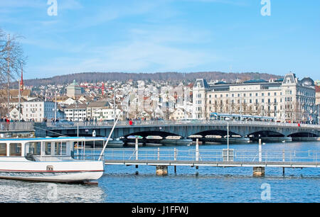 Zürich, Schweiz - 20. März 2011: Der Spaziergang entlang der Zürichsee (Zürichsee) mit Blick auf die Quaibrucke-Brücke und die Gebäude der Altstadt, Stockfoto