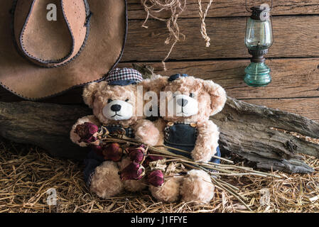 Zwei Teddybären mit Trockenblumen und nehmen Sie ein Foto in Stallkonzept Studio, Liebe und Freundschaft Stockfoto