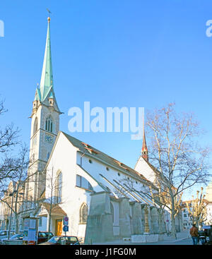 Zürich, Schweiz - 20. März 2011: Der große Turm der Predigerkirche, dient auch als Konzertsaal, am 20. März in Zürich. Stockfoto