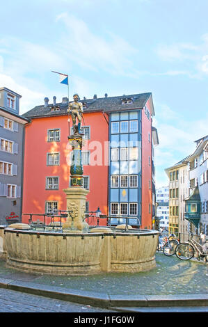 Zürich, Schweiz - 20. März 2011: Der alte Stussibrunnen Brunnen, befindet sich in Stussihofstatt im Niederdorf, zeigt den mittelalterlichen Ritter in voller arm Stockfoto