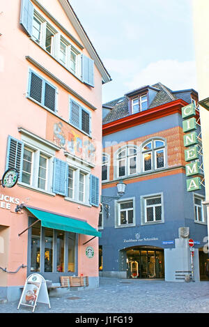 Zürich, Schweiz - 20. März 2011: The Niederdorf ist historischen touristischen Viertel mit schönen Villen, verschiedene Geschäfte, Souvenirläden, Cafés ein Stockfoto