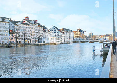 Zürich, Schweiz - 20. März 2011: Die Wanderung am Limmat-Kai mit Blick auf die Häuser und Türme der Schipfe Viertel, am 20. März in Zürich. Stockfoto