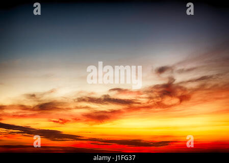 Schöne Dämmerung Skys und Cloud. Bunten Sonnenuntergang Himmel. Bunte Wolkengebilde Hintergrund, Landschaft Stockfoto