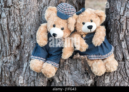 Teddy Bären sitzen auf einem Baum im Garten, Liebe und Freundschaft Konzept im Vintage-Stil Stockfoto