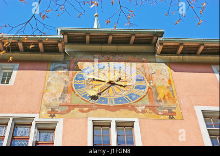 BADEN, Schweiz - 21. März 2011: Die mittelalterliche Uhr und bunten Fresken schmücken die Fassade des Hauses in der Altstadt, am 21. März in Baden. Stockfoto