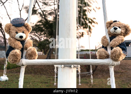 Jungen und Mädchen Teddybär hängen im Spielplatz, Freundschaft-Konzept Stockfoto