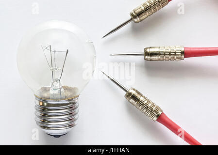 Closeup Lampe Lampe mit drei Dart auf weißem Hintergrund, Idee und Business Erfolgskonzept Stockfoto