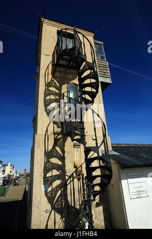 der Süden Suche am Strand von Aldeburgh Suffolk, Schatten einer Wendeltreppe an Wand an Frühlingstag im Sonnenschein Stockfoto