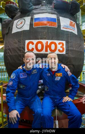 NASA internationale Raumstation ISS-Expedition 51 backup Crew Mitglieder russische Kosmonaut Sergey Ryazanskiy von Roskosmos (links) und amerikanische Astronaut Randy Bresnik posieren vor dem Raumschiff Sojus MS-04 während der Pre-Launch Vorbereitungen am Weltraumbahnhof Baikonur 6. April 2017 in Baikonur, Kasachstan.      (Foto von Andrey Schelepin /NASA über Planetpix) Stockfoto