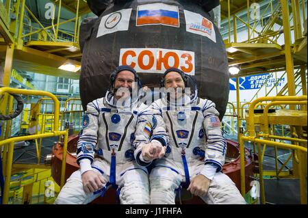 NASA internationale Raumstation ISS-Expedition 51 backup Crew Mitglieder russische Kosmonaut Sergey Ryazanskiy von Roskosmos (links) und amerikanische Astronaut Randy Bresnik posieren vor dem Raumschiff Sojus MS-04 während der Pre-Launch Vorbereitungen am Baikonur Kosmodrom Integration Building 6. April 2017 in Baikonur, Kasachstan.      (Foto von Andrey Schelepin /NASA über Planetpix) Stockfoto