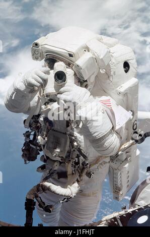 NASA Space Shuttle Atlantis International Space Station STS-112 Mission prime Crew Astronaut Piers Sellers nimmt ein Foto während einer Extravehicular Activity Weltraumspaziergang 12. Oktober 2002 in der Erdumlaufbahn.      (Foto: NASA Foto /NASA über Planetpix) Stockfoto