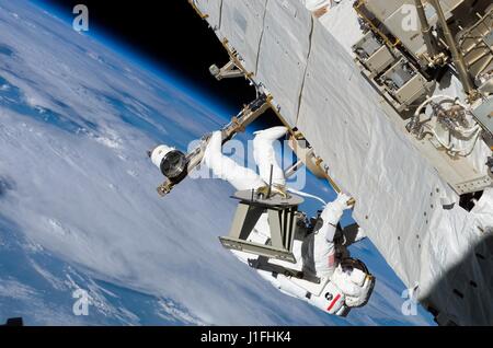 NASA Space Shuttle Discovery International Space Station STS-121 Mission Prime Crew Astronaut Piers Sellers installiert einen Ammoniak-Tank im Inneren der ISS-S1-Truss während einer Extravehicular Activity Weltraumspaziergang 12. Juli 2006 in der Erdumlaufbahn.      (Foto: NASA Foto /NASA über Planetpix) Stockfoto