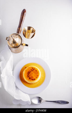 Creme Caramel und Kaffee Stockfoto