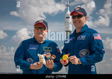 NASA internationale Raumstation Expedition 51 Sojus MS-04 Mission prime Crew Mitglieder russischen Kosmonauten Fyodor Yurchikhin von Roskosmos (links) und amerikanischer Astronaut Jack Fischer halten Gedenk Elemente, die als Maskottchen Indikatoren über ihre Köpfe hinweg während der Start und Aufstieg auf den Kosmonauten Hotel April 13, 2017 in Baikonur, Kasachstan verwendet werden. Yurchikhin hält Spielzeug von seinen Kindern und Fischer besitzt ein Emblem des MD Anderson Cancer Center wo seine Tochter behandelt wurde.       (Foto von Victor Zelentsov /NASA über Planetpix) Stockfoto