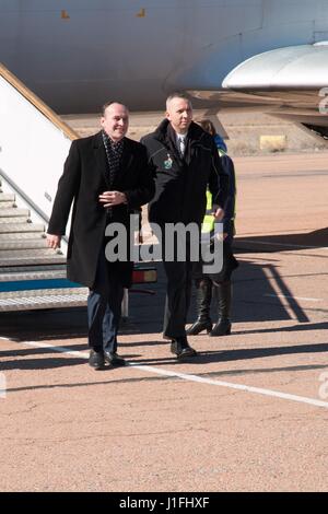 NASA internationale Raumstation Expedition 51 Sojus MS-04 Mission backup Crew Mitglieder russische Kosmonaut Sergey Ryazanskiy von Roskosmos (links) und amerikanische Astronaut Randy Bresnik Ankunft am Startplatz für Finale Pre-launch training 5. April 2017 in Baikonur, Kasachstan.      (Foto von Victor Zelentsov /NASA über Planetpix) Stockfoto