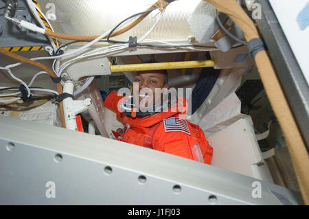 NASA International Space Station STS-133 Mission Prime Crew Astronaut Alvin Drew trägt seine orange Start und Eintrag Landung Raumanzug an Bord der Raumfähre Discovery Middeck vor der Landung 9. März 2011 in Erde zu umkreisen.      (Foto: NASA Foto /NASA über Planetpix) Stockfoto