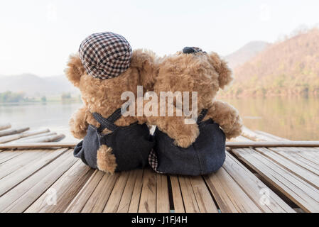 paar Teddybären Picknick im Floß schwimmt auf dem Fluss, Liebe Konzept Stockfoto