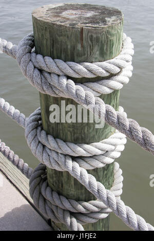 Fishing Pier Beiträge mit Seilen an einem sonnigen Tag Stockfoto