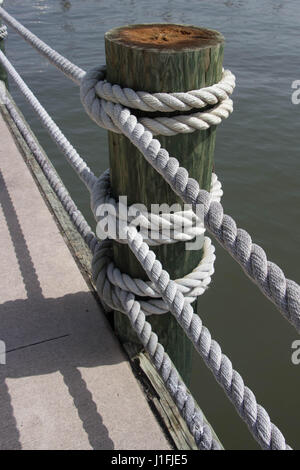 Fishing Pier Beiträge mit Seilen an einem sonnigen Tag Stockfoto