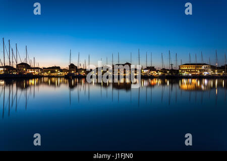 Eine ruhige Nacht in Lefkas, Griechenland. Yachten in der Marina City angedockt. Stockfoto