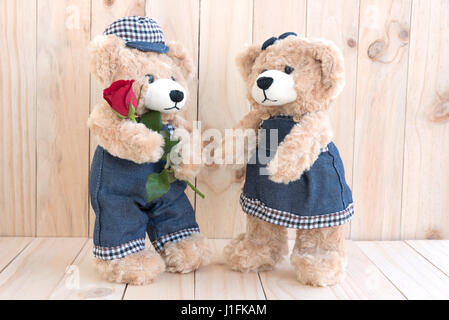 zwei Teddybären mit Rosen auf Holz Hintergrund, Liebe Konzept Stockfoto