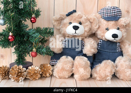 zwei Teddybären mit Weihnachtsbaum auf Holz Hintergrund, Liebe Konzept Stockfoto