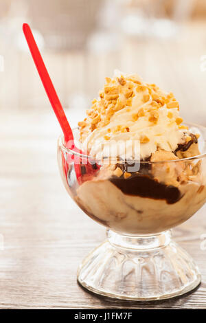 Peanut Butter Fudge Eisbecher Stockfoto