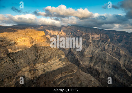 Oman; Sonnenlicht in mächtige Schlucht Omans Grand Canyon gießen; Jebel Shams Stockfoto