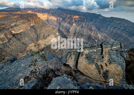 Oman; Sonnenlicht in mächtige Schlucht Omans Grand Canyon gießen; Jebel Shams Stockfoto